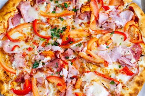 Pizza con varios ingredientes