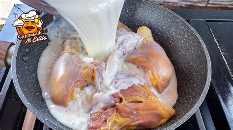 Recipiente con pechugas de pollo sumergidas en leche