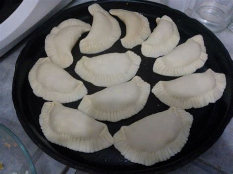 Bandeja con pechugas de pollo empanadas listas para hornear