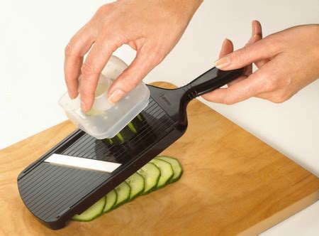 Uso de una mandolina para cortar patatas