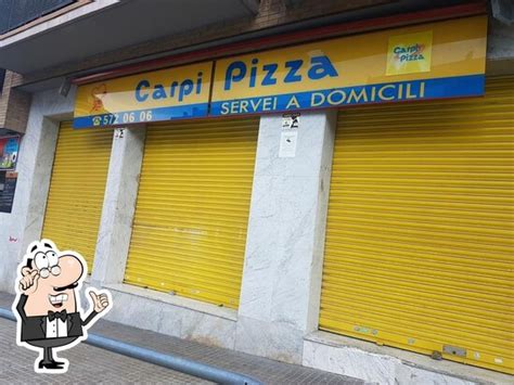 Personal de Carpi Pizza atendiendo a clientes
