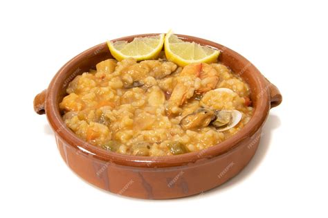 Plato de pescado en amarillo servido en cazuela de barro