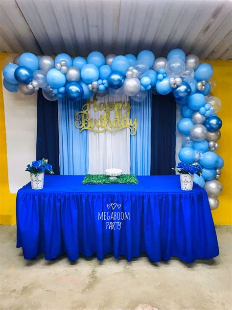 Decoración de entrada con cortina azul para fiesta temática marina