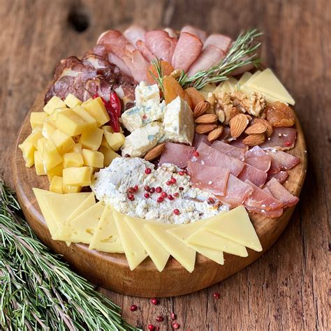 Tabla de quesos y embutidos con grissini