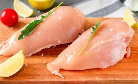 Naranjas frescas y pechugas de pollo crudas