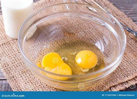 Huevos frescos en un cuenco