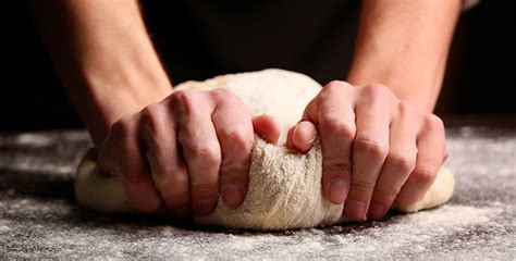 Amasar la masa de la tortilla