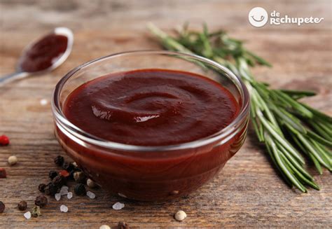 Salsa barbacoa casera en un cazo