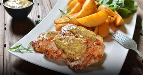 Plato de pollo a la miel y mostaza recién servido