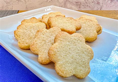Galletas de mantequilla recién horneadas con una taza de café