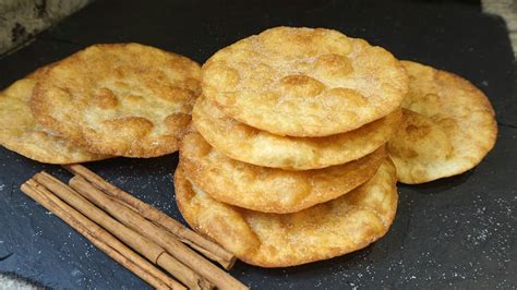 Tortillas de harina fritas espolvoreadas con azúcar y canela