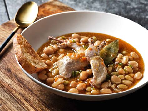 Cazuela con pochas y codornices