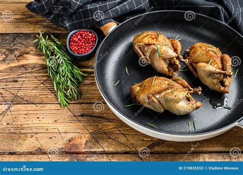 Trozos de codorniz dorándose en una sartén