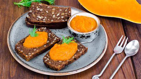 Paté de calabaza en un cuenco con pan de pita
