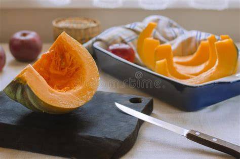Calabaza Hokkaido cortada en trozos en una bandeja de horno
