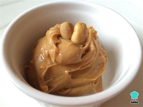 Mantequilla de maní y mantequilla de almendras en cuencos