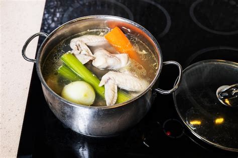 Olla con caldo de pollo a fuego lento