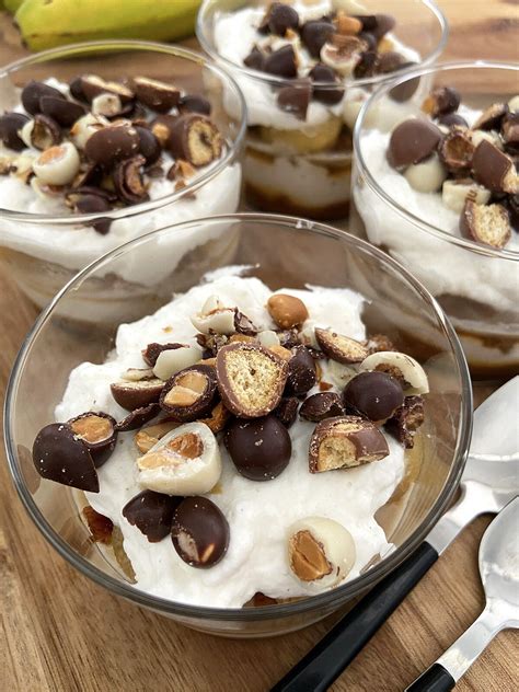 Vasitos individuales de Banoffee decorados con rodajas de plátano y cacao