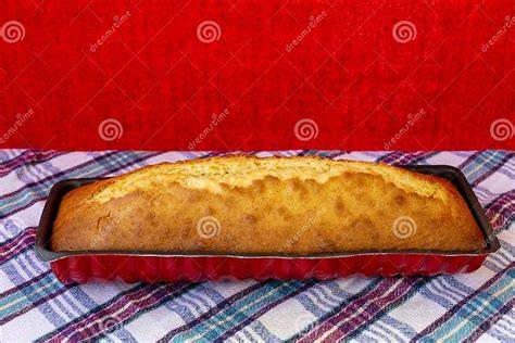 Tarta recién horneada en un molde