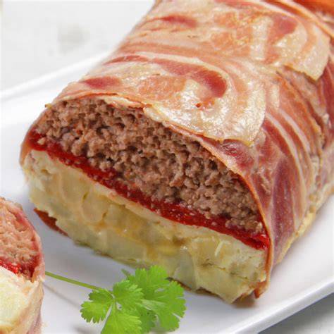 Pastel de carne y tortilla de patatas en rodajas