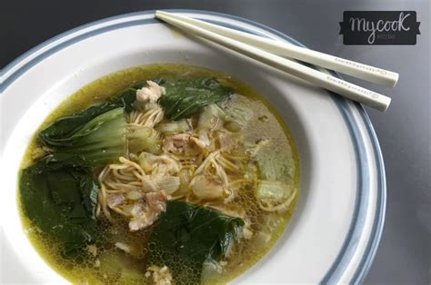 Sopa de gyozas con pak choi