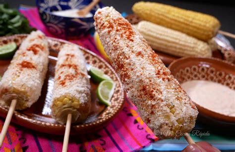 Elotes asados en un puesto callejero de México