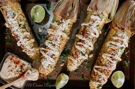 Elotes asados con diferentes aderezos y toppings