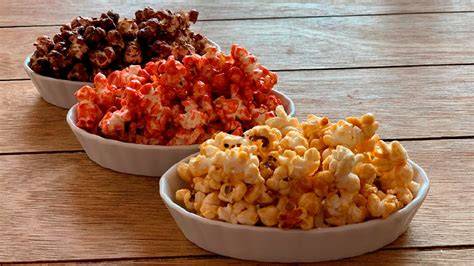 Palomitas de maíz preparadas con diferentes ingredientes y sabores