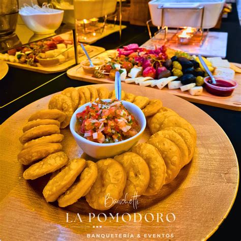 Tabla con mini sopaipillas y choripanes deconstruidos