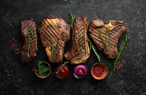 Variedad de cortes de carne y pescado a la parrilla