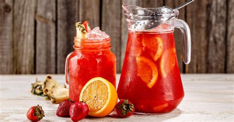 Jarra de agua fresca de fresa y chía con rodajas de limón