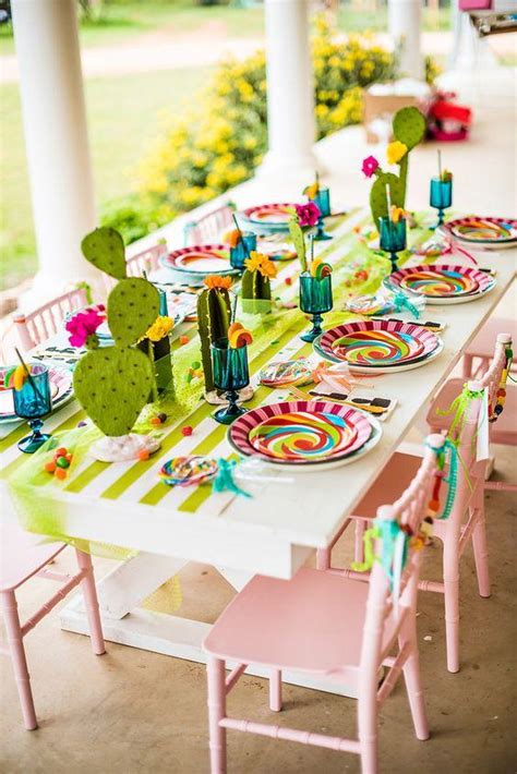 Mesa decorada con temática de cactus y colores azul y amarillo