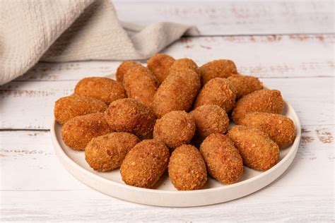 Plato de croquetas de puchero servidas
