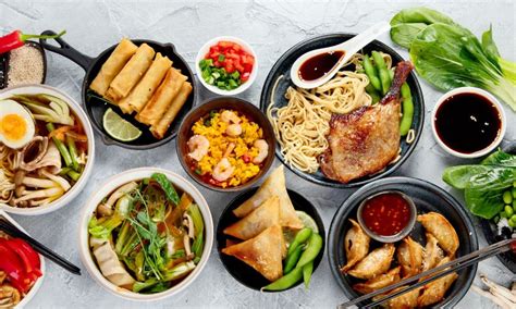 Variedad de platos calientes asiáticos en TOKYO Restaurante