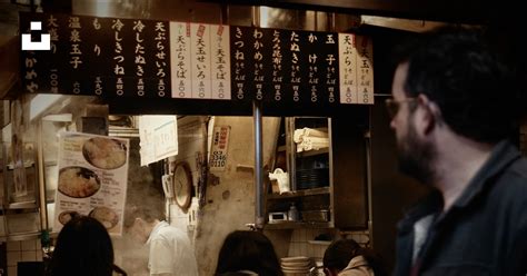 Ambiente concurrido de un restaurante japonés durante el fin de semana