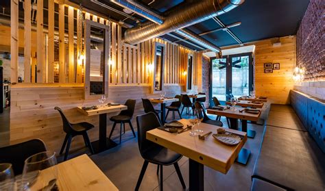 Interior moderno y acogedor de Sibuya Urban Sushi Bar