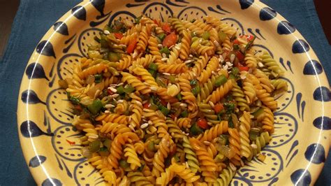 espirales de pasta de colores con aderezo