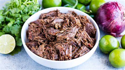 Plato con salsa barbacoa y carne