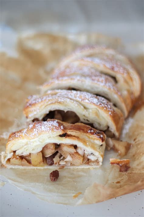 Apfelstrudel enrollado con crema de vainilla