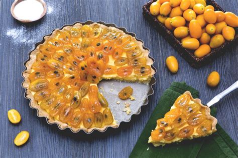 Tarta de kumquat caramelizados terminada, vista superior con el diseño en radiación