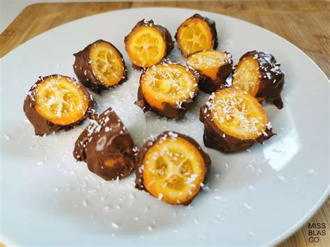 Kumquats bañados en chocolate negro y espolvoreados con coco rallado