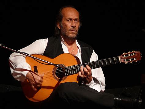 Paco de Lucía tocando la guitarra flamenca.