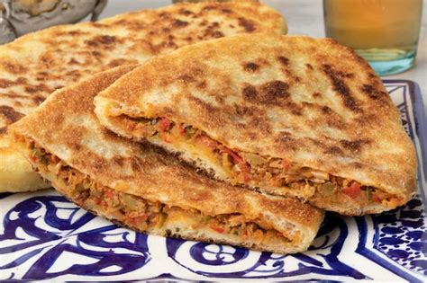 Calzone recién horneado cortado por la mitad mostrando su relleno cremoso y vapor