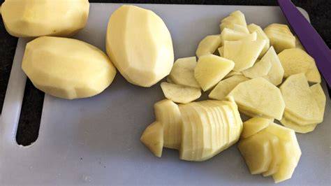 Papas cortadas para tortilla