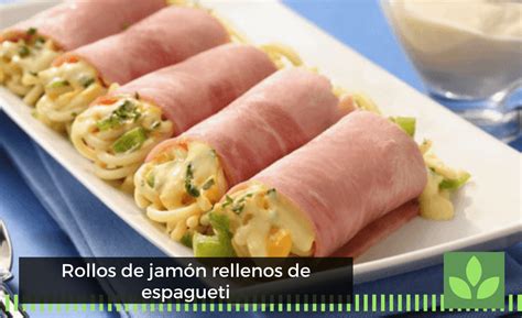rollos de jamón rellenos de espagueti servidos en un plato blanco