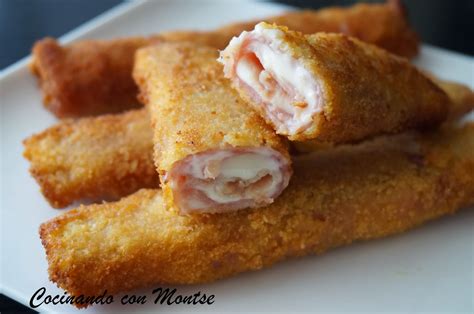rollitos de jamón y queso empanados dorados en la sartén