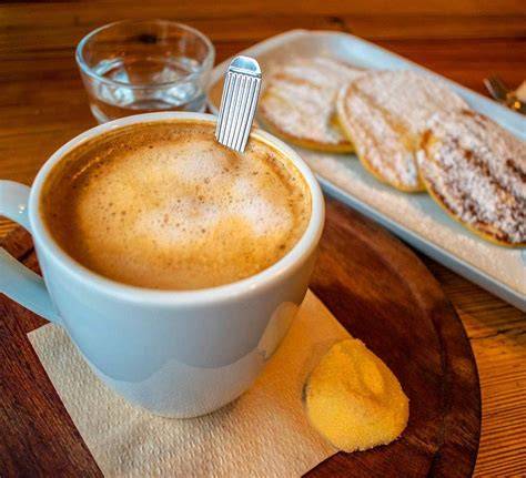Pan suizo con café