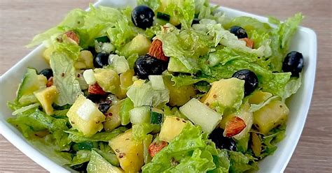 Ingredientes frescos para ensalada de piña y lechuga