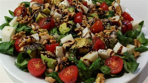 Ensalada dulce con aderezo y frutos secos