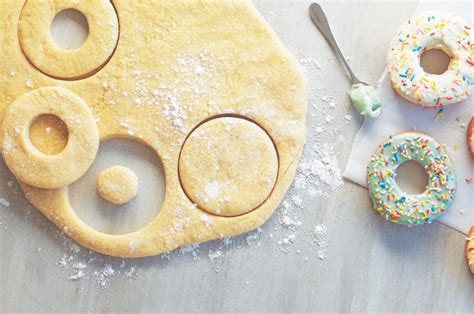 Masa de donas leudando en un bol
